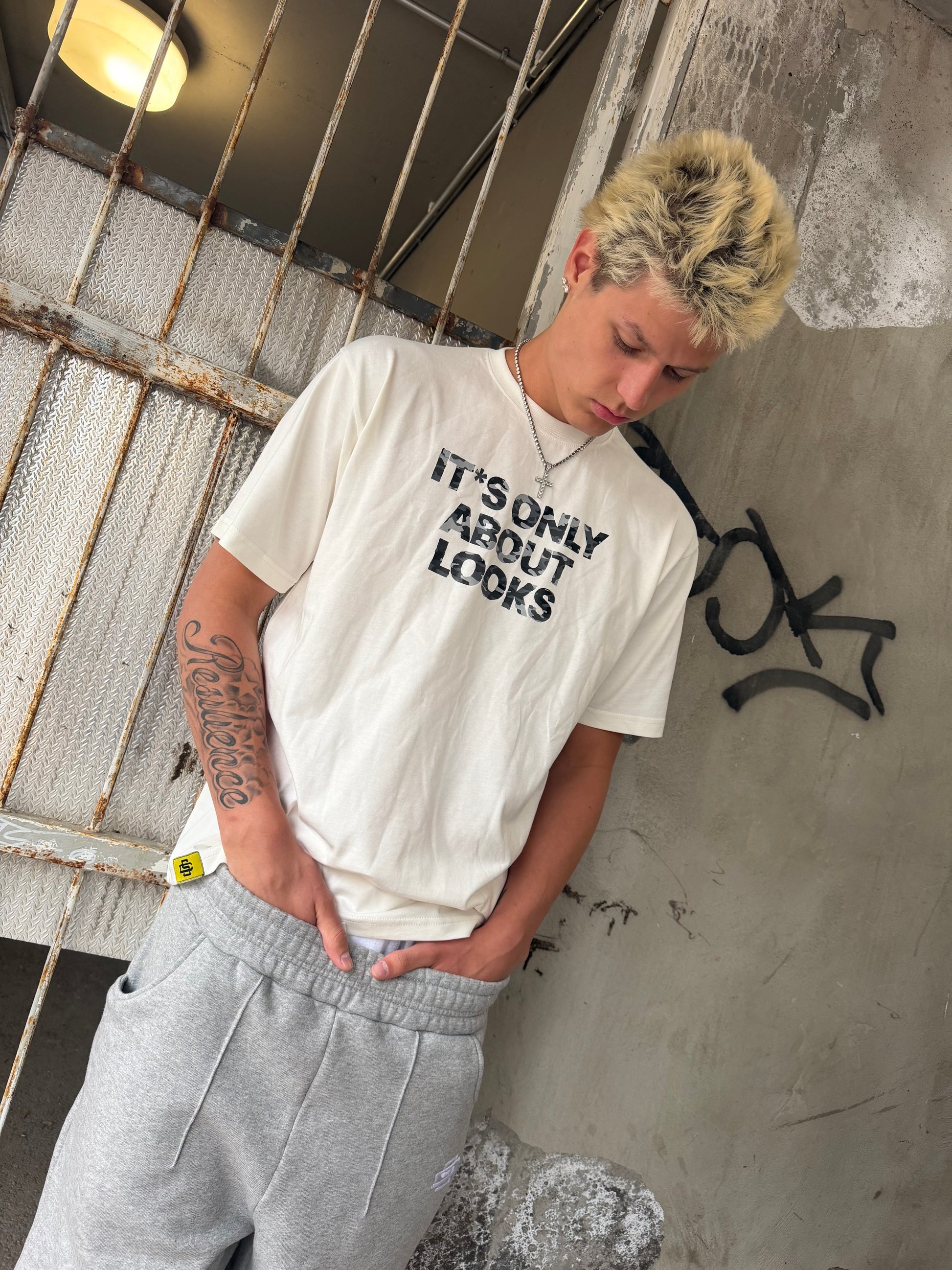 Looks Tee White