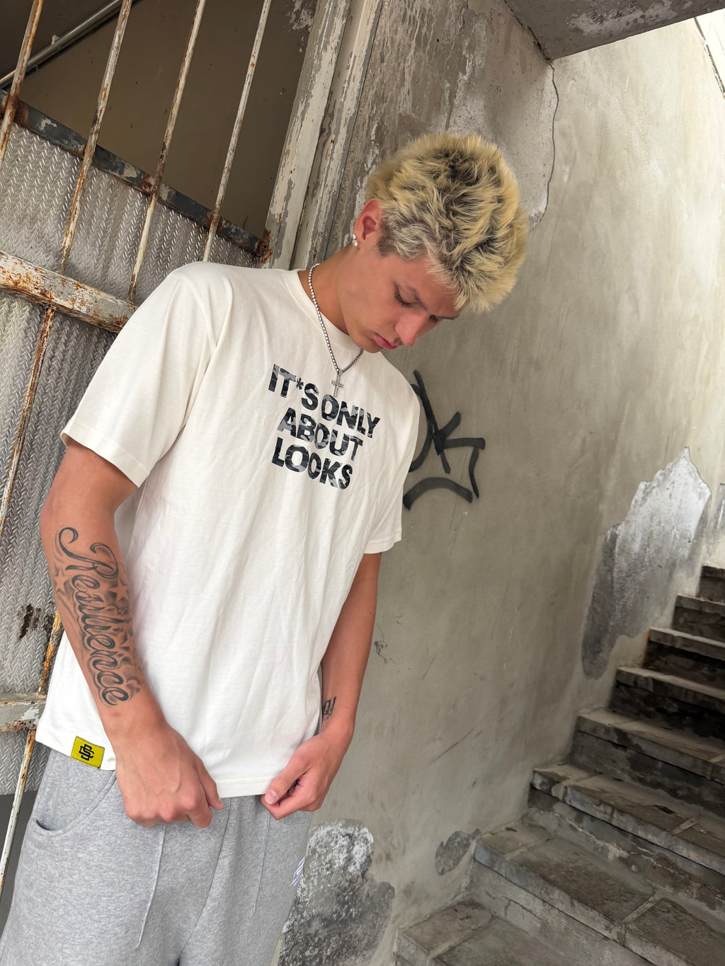 Looks Tee White