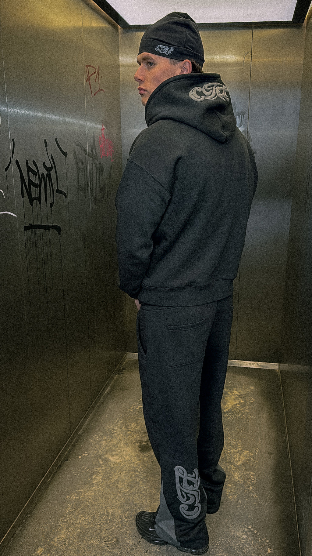 BLACK FLARED JOGGERS