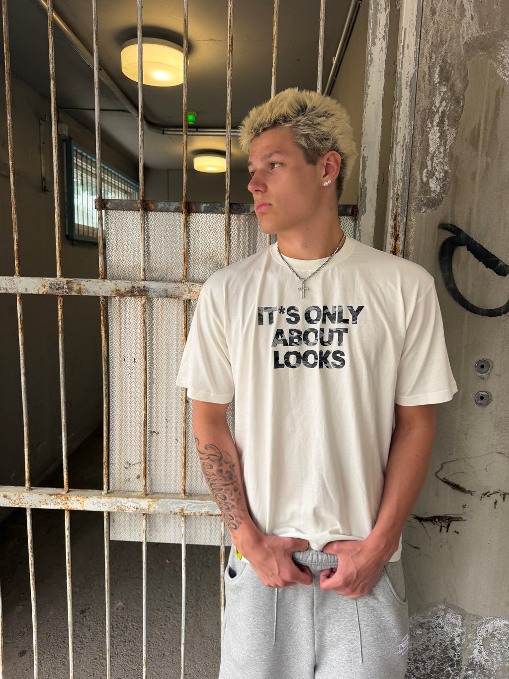 Looks Tee White